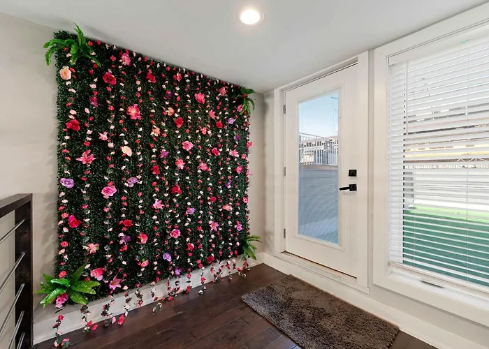Magnificent New Home W/8 Beds & Free Parking