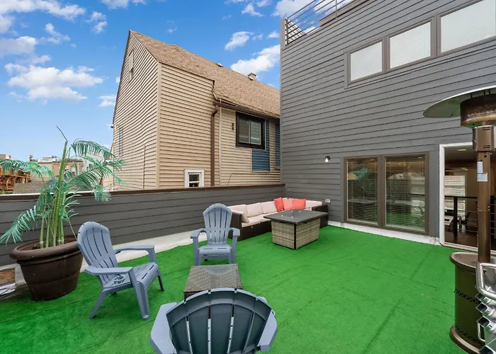 Magnificent New Home W/8 Beds & Free Parking