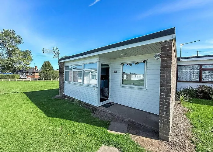 Beautiful Chalet In The Seaside Village Of Scratby, Norfolk Ref 51054S