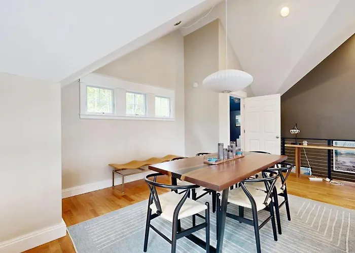 Stunning Riverfront Home, Hot Tub, Bbq, And Washer & Dryer