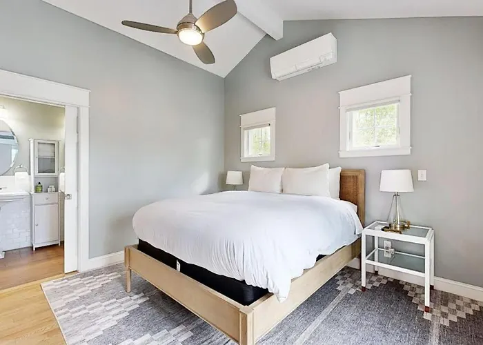 Stunning Riverfront Home, Hot Tub, Bbq, And Washer & Dryer