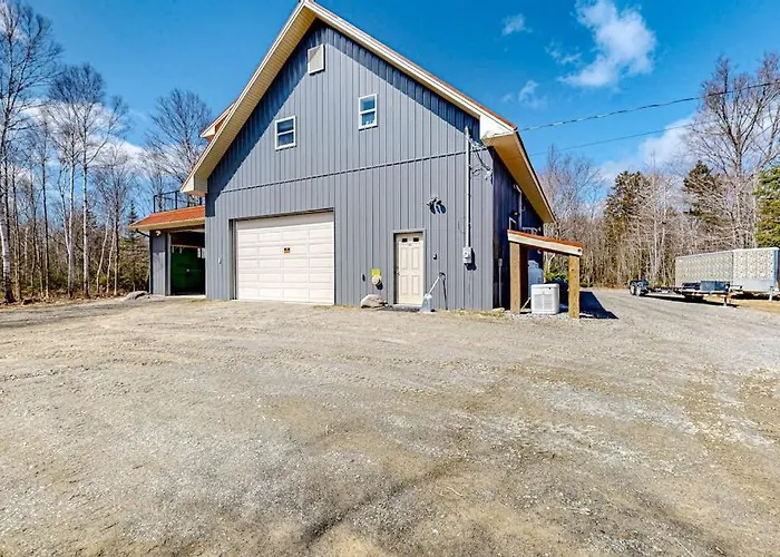 Dog-Friendly Apartment By Moosehead Lake With Sprawling Deck & Firepit