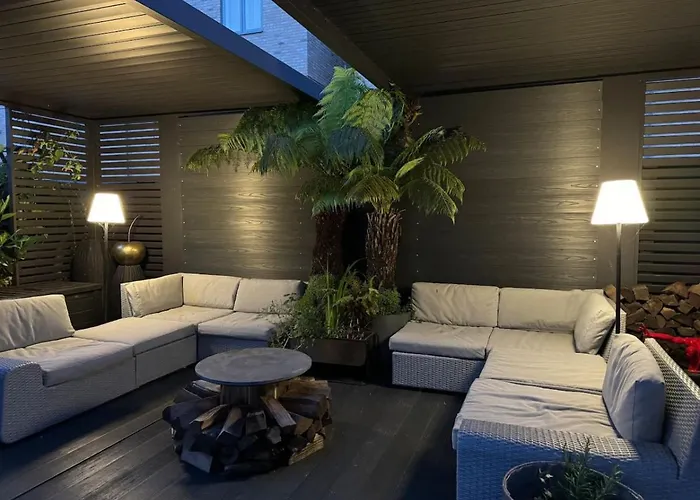 Luxury! Spacious Designer Home In Central Location