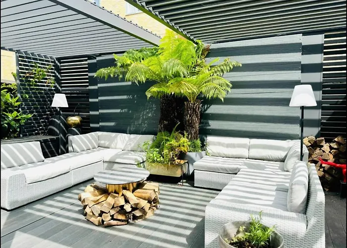 Luxury! Spacious Designer Home In Central Location