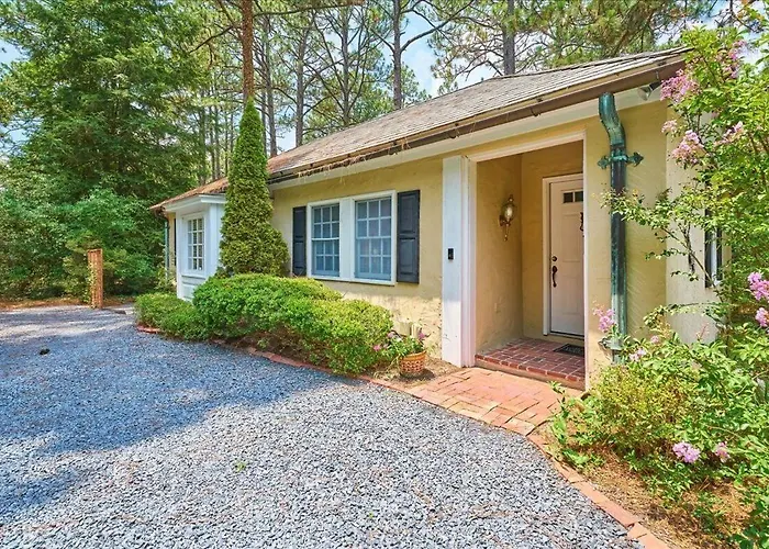 The Cottage At Knollwood Manor