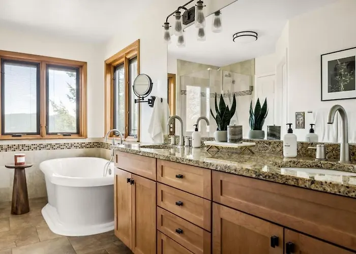 Hot Tub - Scenic Views - Spacious Deck - Game Room