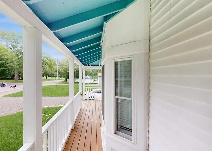 Charming Camden Retreat With Front Porch, Deck And Wifi