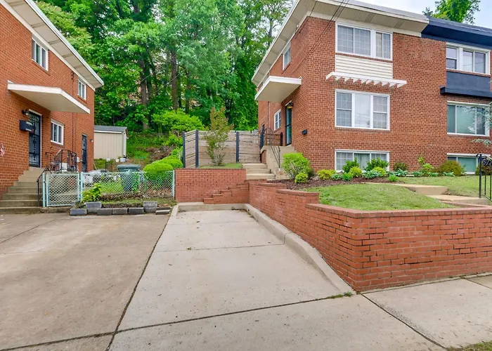 Arlington Townhome W/ Furnished Patio!