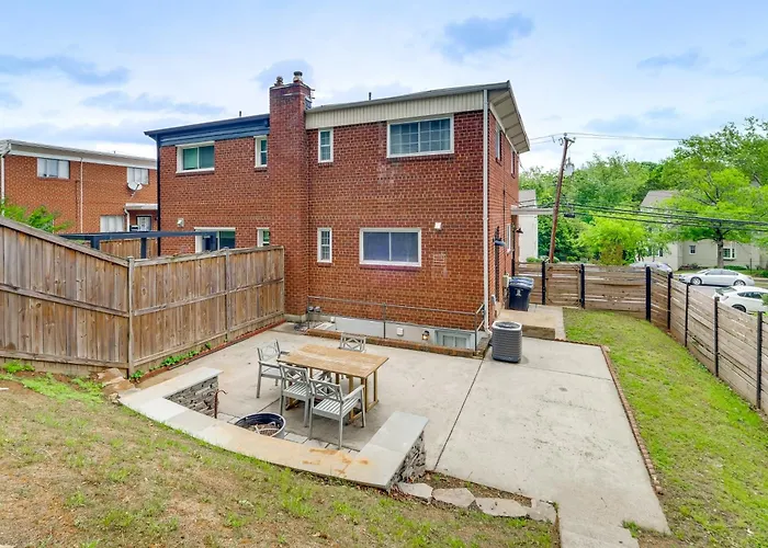 Arlington Townhome W/ Furnished Patio!