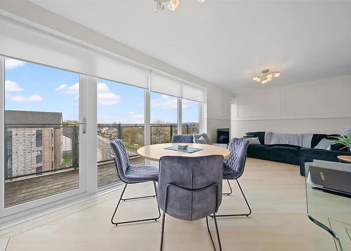 Modern 2 Bedroom Penthouse With Free Parking