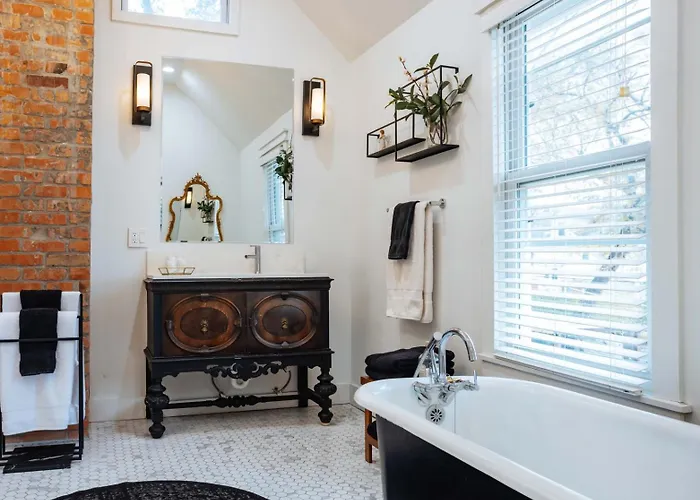 Top Walk Score! Prime Westport Midtown Location!