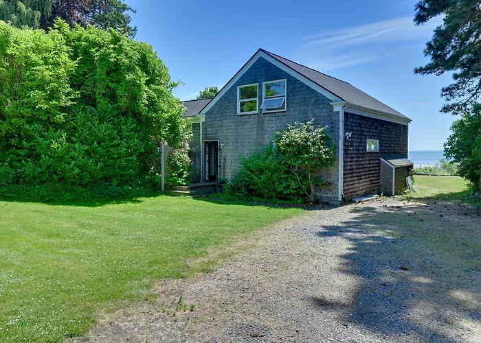 Waterfront Bellingham Bliss: Steps To Beach!