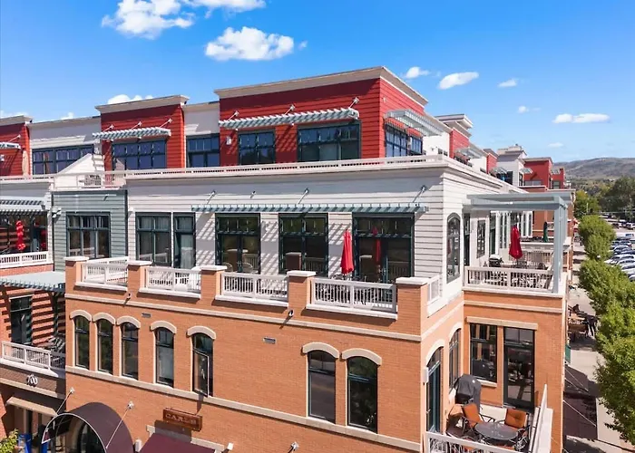 Sleek Mountain Retreat - Downtown - Summer Ac