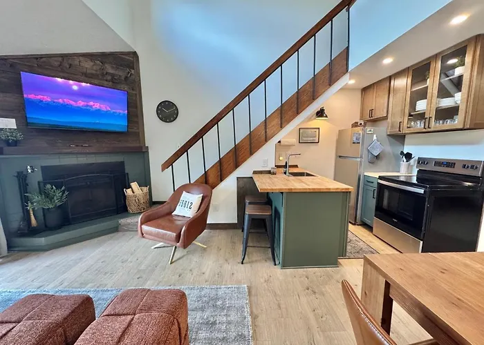 Beautiful Mountainview Top Floor Loft | Ski-In/Out
