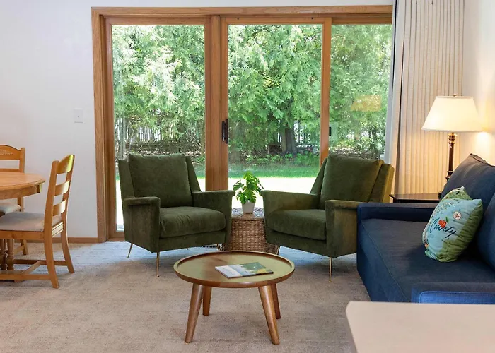 Relaxing Busy Bee C-7 By Simple Life Rentals