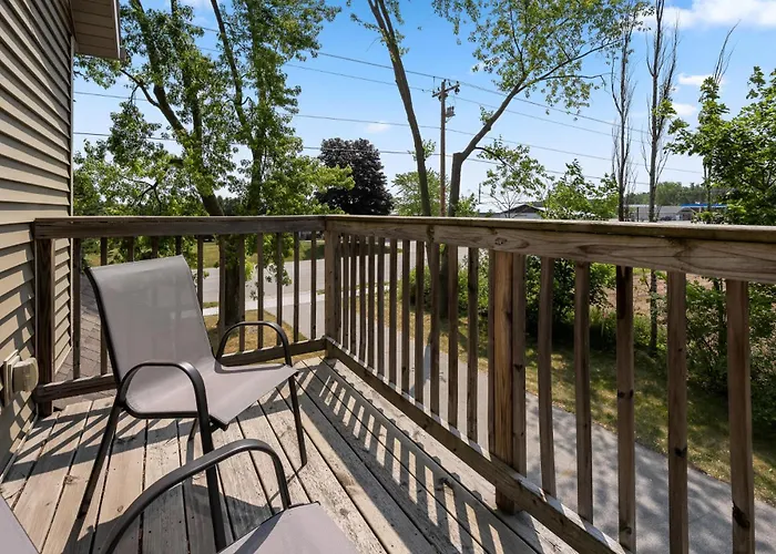 Upper Deck By Simple Life Rentals