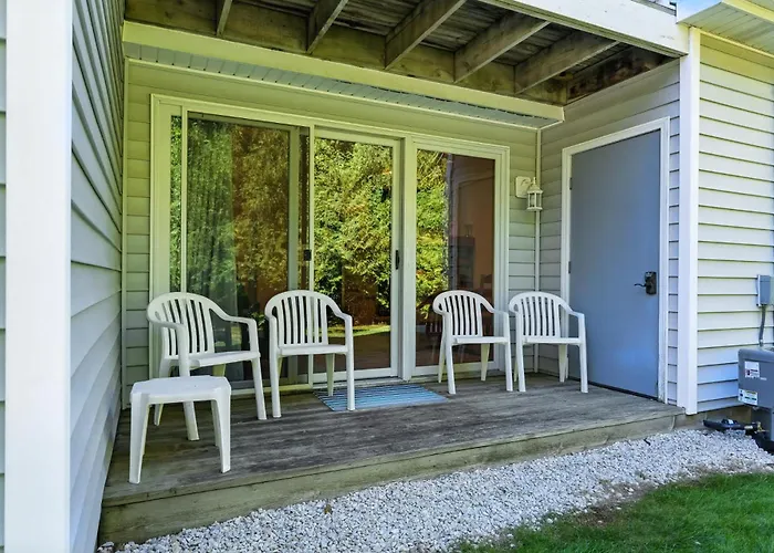 Relaxing Busy Bee C-7 By Simple Life Rentals