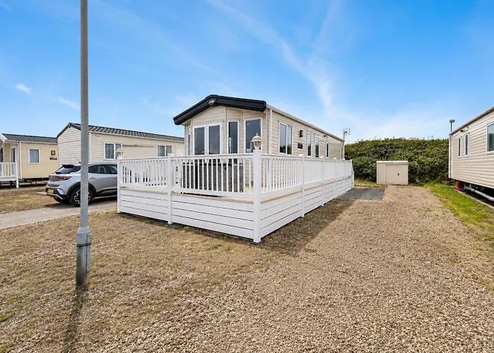 Modern 6 Berth Caravan With Full Decking At Kessingland Beach Ref 90010Td