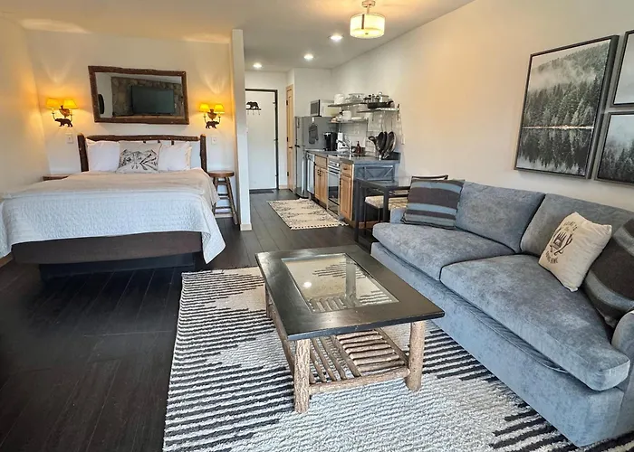 Lutsen Ski-In/Ski-Out | Lake View | Pet-Friendly