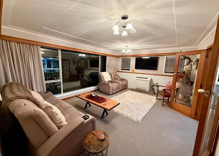 Comfort & Warmth At Stag Lodge Near Queens Park