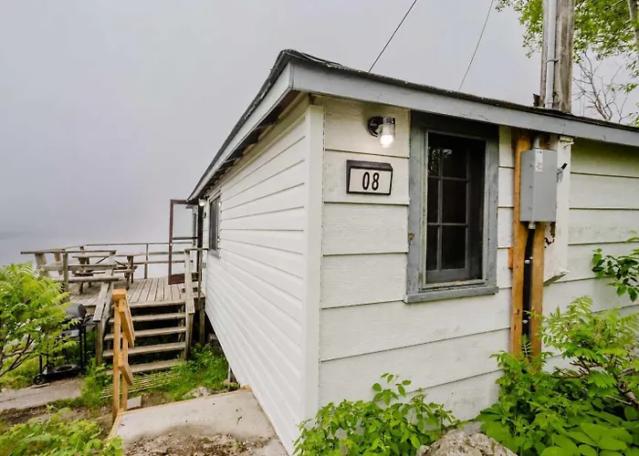 3-Bedroom Lakeview Cottage - Rockwood #8
