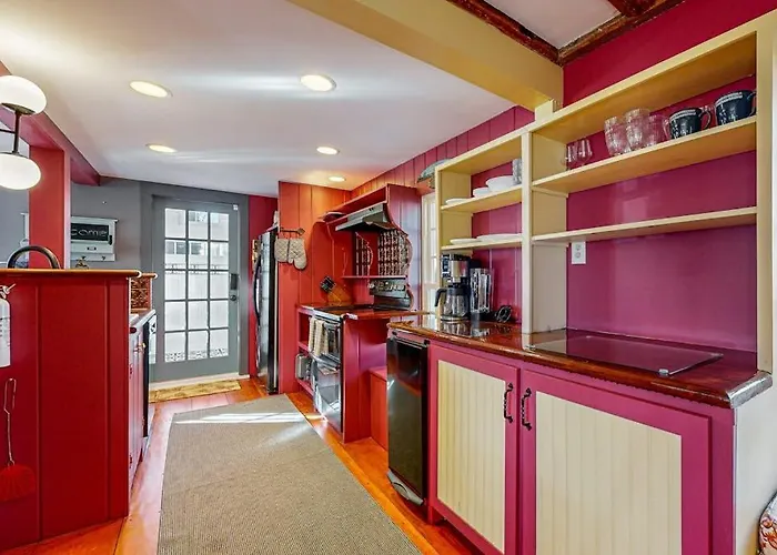 Cozy Apartment Near The River: Walk To Town & Local Attractions