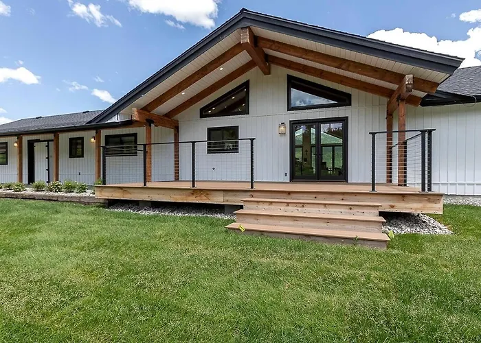 Scenic Riverside Cabin With Private Trail Access And Fly Fishing Near Alpine, Wyoming