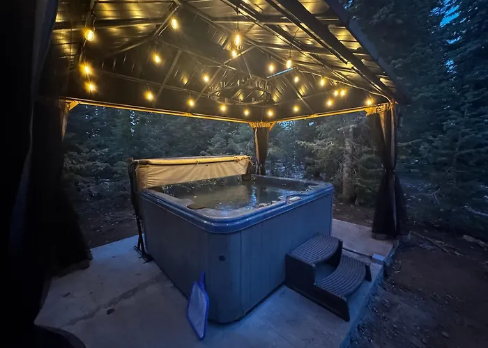 Covered Hot Tub Getaway Sleeps 9