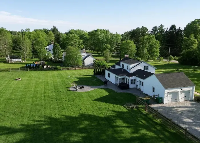 Hot Tub Fenced Yard Perfect Family Retreat Near Chagrin Falls