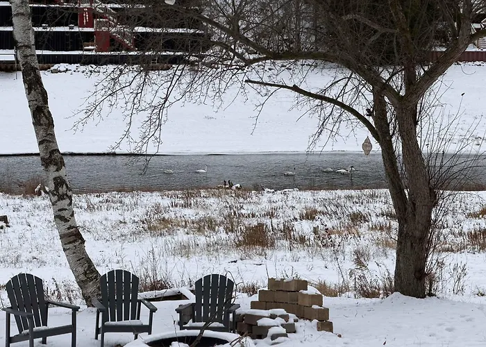 Cozy Waterfront Cottage