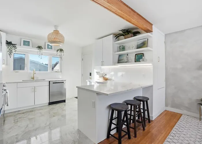 Bright & Fully Renovated Retreat - Holiday Home