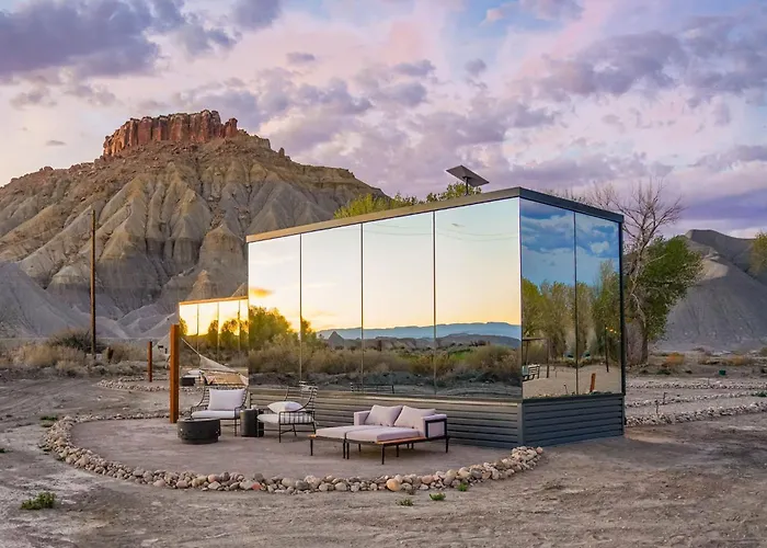 Reflections - Luxe Mirror Home Near Capitol Reef