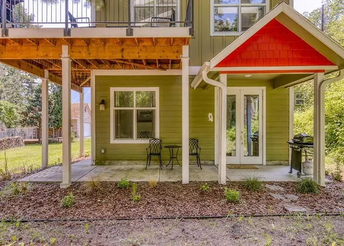 Dog-Friendly Studio With River View Patio Grill & Shared W&D