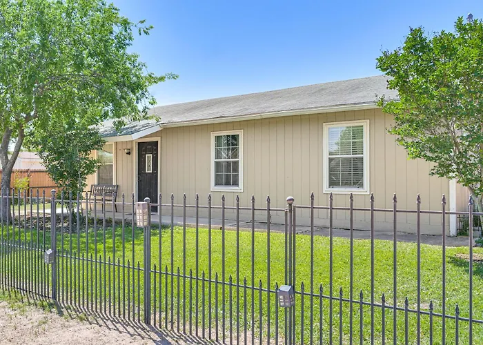 Cozy & Cute Crystal City Home: Shaded Deck W/ Bbq