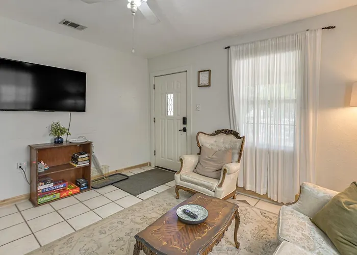 Cozy & Cute Crystal City Home: Shaded Deck W/ Bbq