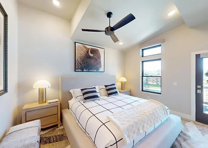 Modern Condo With Fireplace And Private Balcony - Lake View