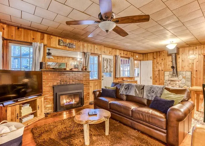 Creek-Side Cabin With Private Hot Tub & Fireplace - Near Hiking Trails & Slopes