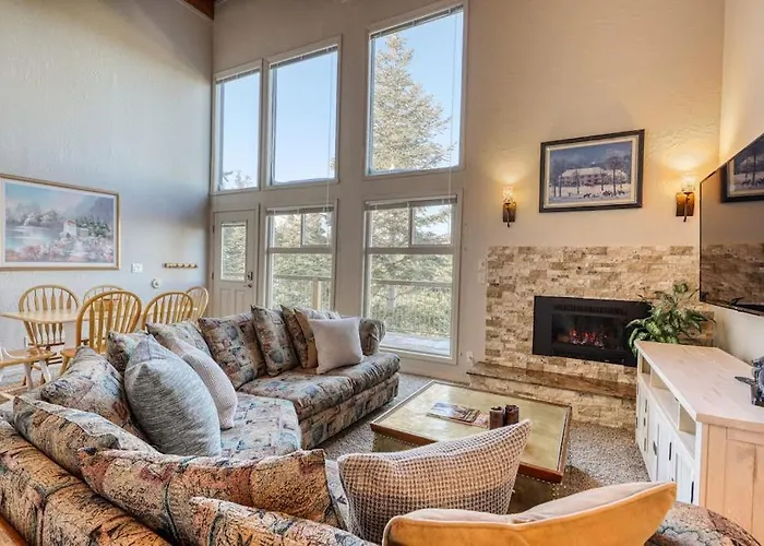 Spectacular Townhouse With Lake Tahoe Views Sleeps 6
