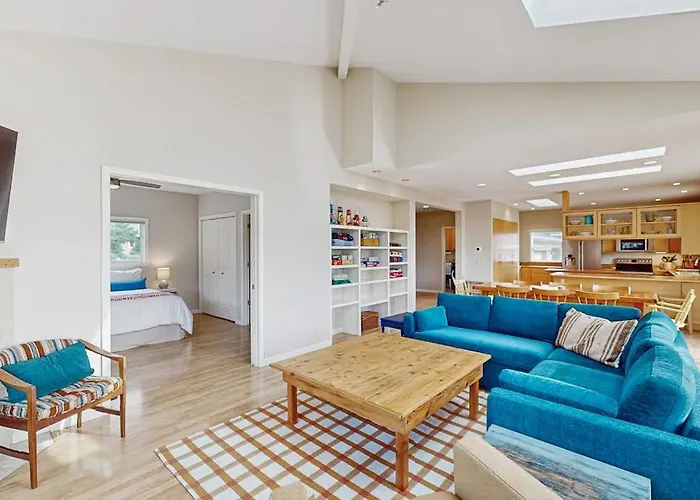 Charming Home With Wifi Deck & Grill - 1 Block To The Beach