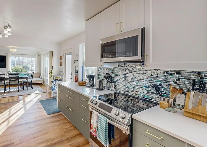Renovated Home In Central Location With Hot Tub Theater Fast Wifi & Work Desks