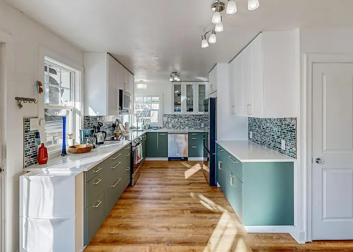 Renovated Home In Central Location With Hot Tub Theater Fast Wifi & Work Desks