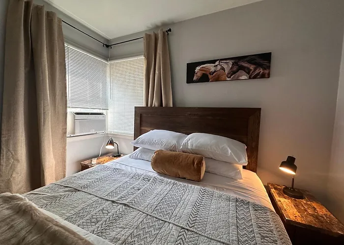 Pets Welcome Walkable Downtown Apt Gym & Pool Pass