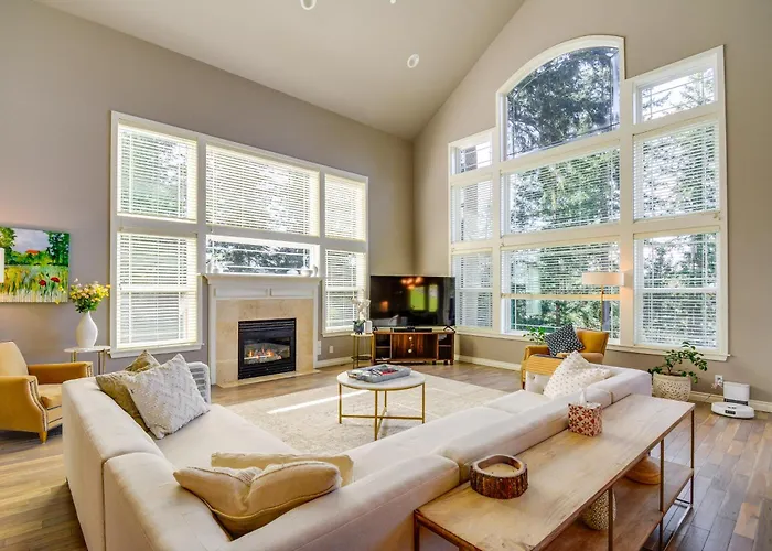 Premier Gig Harbor Home! Views, Spa & Billiards
