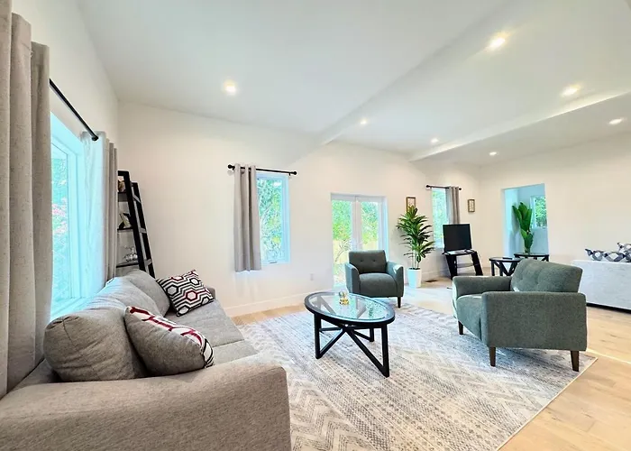 Modern Home In Hip Highland Park - Walk To Shops
