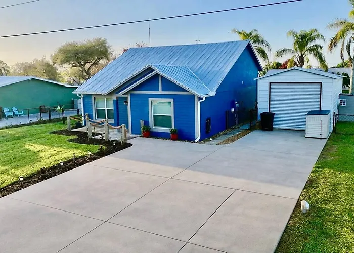 Taylor Creek Isles Cottage | Lake Access + Sundeck