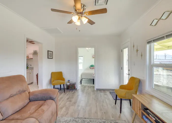Route 66 Roadtripper Retreat W/ Private Backyard