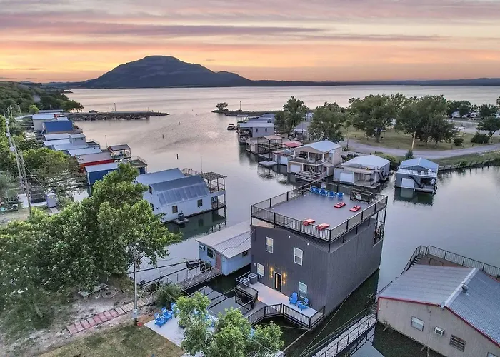 Luxurious Lakehouse Living