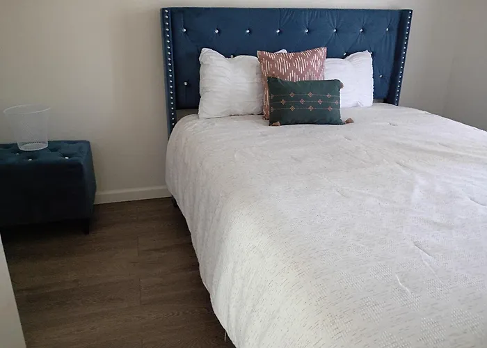 Peaceful Country Stay, Blue Home In Fresno