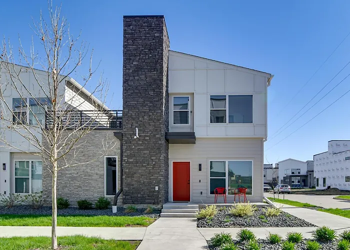 Rooftop Oasis: Downtown Des Moines Townhome
