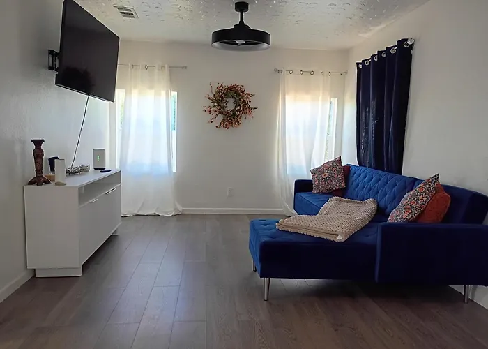 Peaceful Country Stay, Blue Home In Fresno